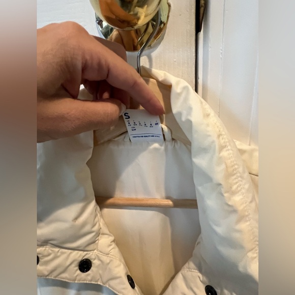 Reebok Women’s puffy Vest. Sz Small white - Picture 5 of 7